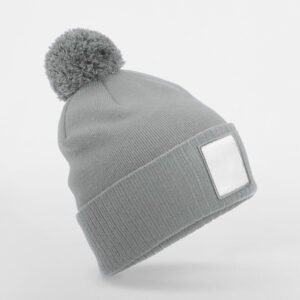 Bonnet avec pompon et patch – bonnet personnalisé