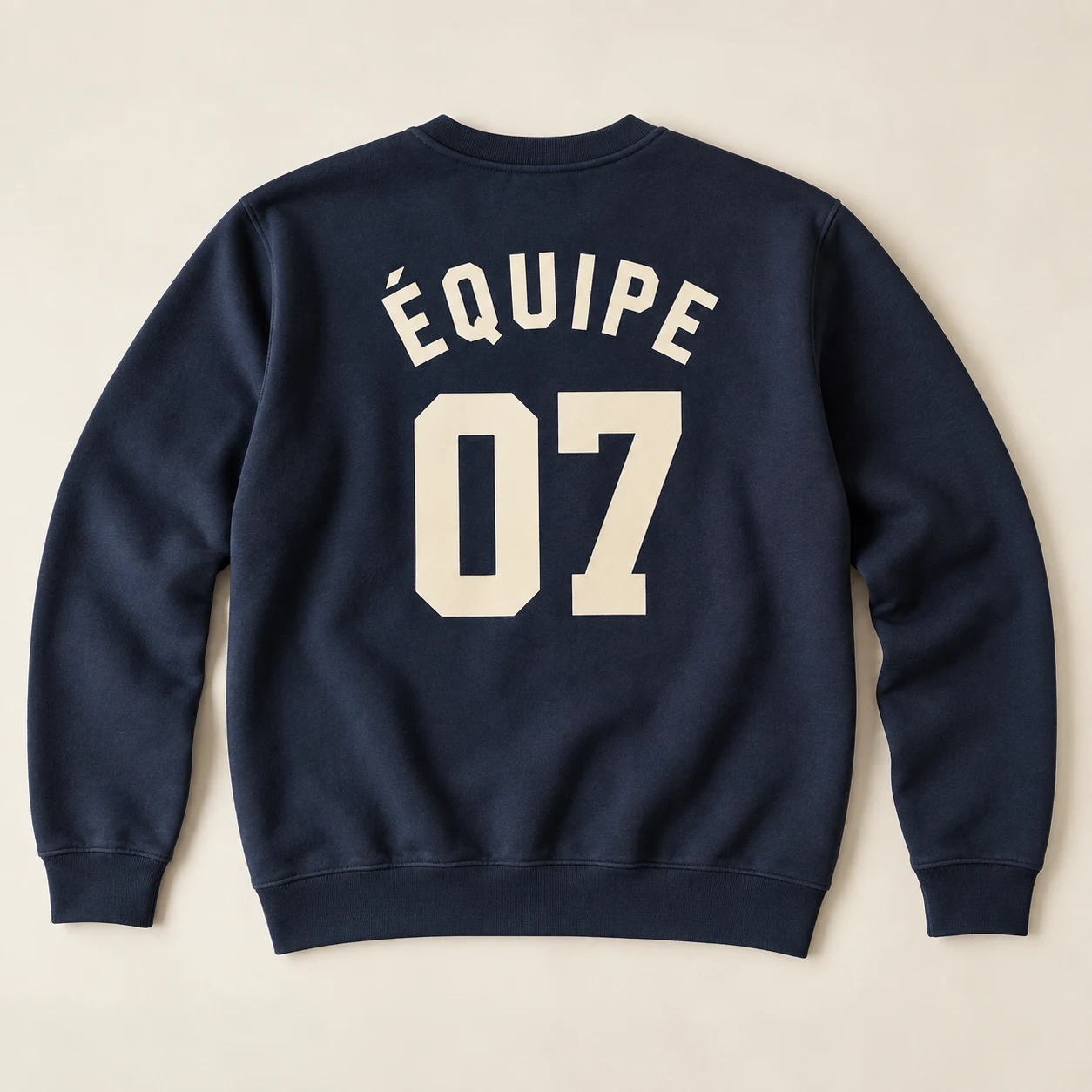 Nom et numéro au dos d’un sweat